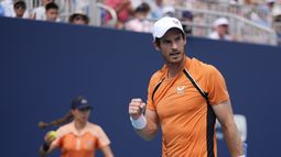 Andy Murray, de Gran Bretaña, celebra después de ganar un juego contra Tomas Machac, de República Checa, en su partido de tercera ronda del torneo de tenis Abierto de Miami, el domingo 24 de marzo de 2024, en Miami Gardens, Florida. (AP Foto/Rebecca Blackwell)