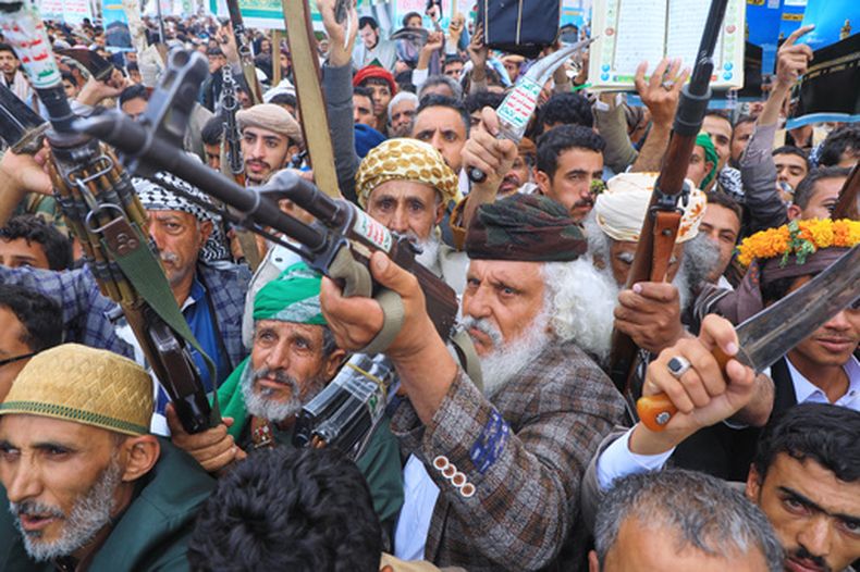 Simpatizantes de los hutíes de Yemen levantan sus rifles en una marcha de apoyo al grupo y en contra de la acusación de Arabia Saudí de que los rebeldes atacaron La Meca, el sitio más sagrado del islam, en Saná, Yemen, el viernes 18 de septiembre de 2026. (AP Foto/Osamah Abdulrahman)