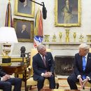 El presidente Donald Trump habla con el rey Abdalá II de Jordania en el Despacho Oval de la Casa Blanca, el 11 de febrero de 2025, en Washington. (Foto/Alex Brandon)