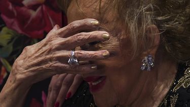ARCHIVO- Silvia Pinal sonríe durante un homenaje a su trayectoria en el Palacio de Bellas Artes de la Ciudad de México el 29 de agosto de 2022. Pinal falleció el 28 de noviembre de 2024. Tenía 93 años.(Foto AP/Marco Ugarte, archivo)