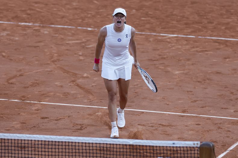 Iga Swiatek, de Polonia, celebra después de ganar su partido de semifinales del torneo de tenis Abierto de Francia, en contra de la brasileña Beatriz Haddad Maia en dos sets, 6-2, 7-6 (9-7), en el estadio de Roland Garros, en París, el jueves 8 de junio de 2023. (AP Foto/Jean-Francois Badias)