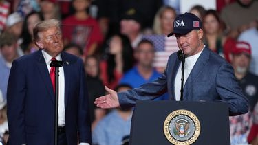 El presidente Donald Trump escucha mientras Roger Clemens habla en un mitin de campaña en el Freeman Coliseum de San Antonio, el miércoles 7 de octubre de 2026. (Foto AP/Eric Gay)