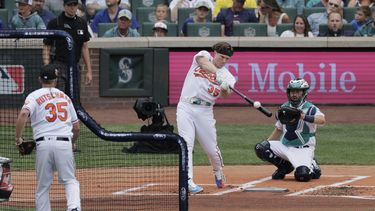 Adley Rutschman, de los Orioles de Baltimore, batea en la primera ronda del Derby de Jonrones del Juego de Estrellas, en Seattle, el lunes 10 de julio de 2023. (AP Foto/John Froschauer)