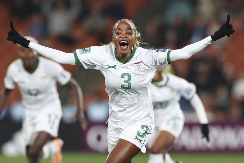 Lushomo Mweemba celebra tras anotar el primer gol de Zambia en la victoria 3-1 ante Costa Rica en el Mundial femenino, el lunes 31 de julio de 2023, en Hamilton, Nueva Zelanda. (AP Foto/Juan Méndez)