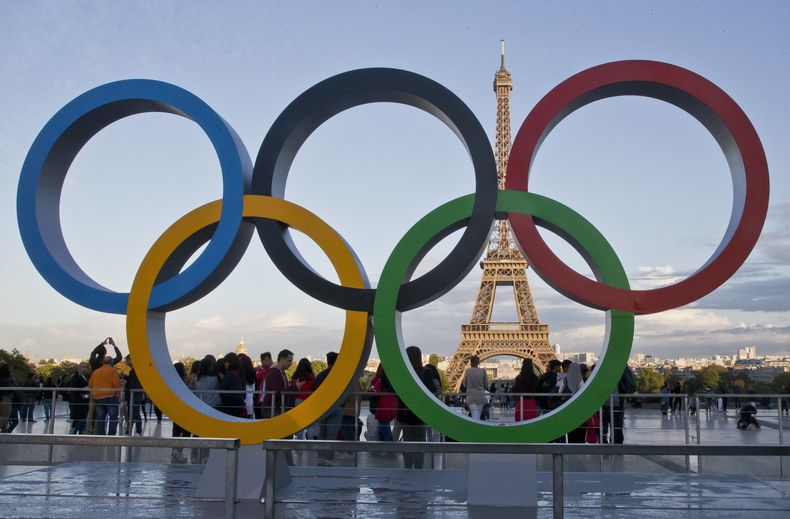 ARCHIVO - Los anillos olímpicos en la plaza de Trocadero tras el anuncio de París como sede de los Juegos Olímpicos de 2024. (AP Foto//Michel Euler)