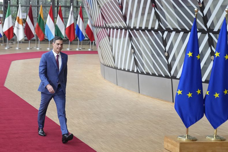 El presidente del gobierno de España, Pedro Sánchez, a su llegada a una cumbre de la Unión Europea, en el edificio del Consejo Europeo, en Bruselas, el 29 de junio de 2023. (AP Foto/Virginia Mayo)