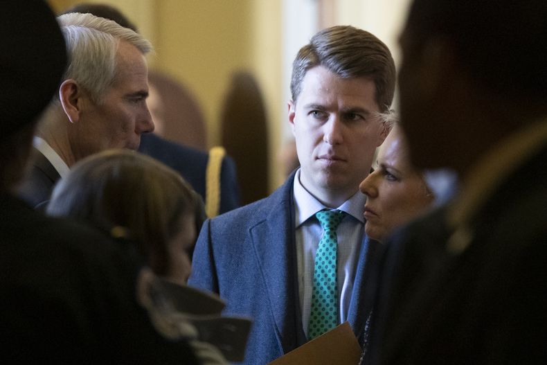 Foto de archivo del 5 de marzo del 2019 que muestra al senador Rob Portman, republicano por Ohio, a la izquierda, hablando con la secretaria de Seguridad Nacional Kirstjen Nielsen, a la derecha, y su director de personal Miles Taylor en el Congreso en Washington. (AP foto/Alex Brandon)