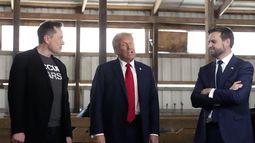 ARCHIVO - El director general de Tesla y SpaceX, Elon Musk, el candidato republicano a la presidencia, Donald Trump, y el candidato republicano a la vicepresidencia, JD Vance, en un evento de campaña en Butler, Pensilvania, el 5 de octubre de 2024. (AP Foto/Alex Brandon, Archivo)