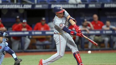 El mexicano Joey Meneses, de los Nacionales de Washington, se poncha en el juego del domingo 30 de junio de 2024, ante los Rays de Tampa Bay (AP Foto/Mike Carlson)