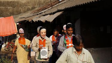 americateve | Partidarios del principal partido de la oposici&oacute;n en India, el Bharatiya Janata, participan en un acto con motivo de los comicios en Mumbai, India, el mi&eacute;rcoles 9 de abril de 2014. Uno de ellos, al centro, lleva puesta una m&aacute;scara de