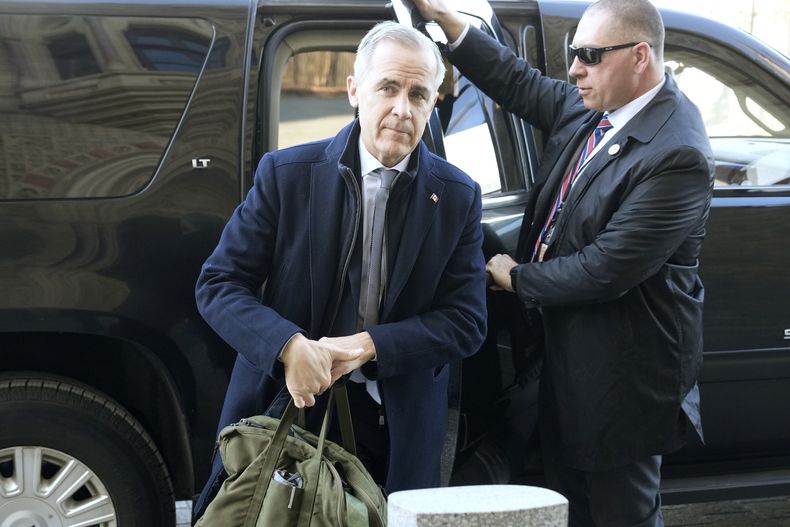 El primer ministro canadiense Mark Carney llega a la sede del Parlamento en Ottawa el 27 de marzo del 2025. (The Canadian Press/Frank Gunn/The Canadian Press via AP)
