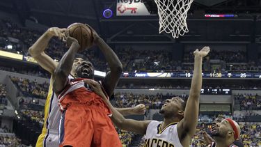 americateve | Martell Webster de los Wizards de Washinton intenta tirar a la canasta frente Luis Scola y Evan Turner (12) de los Pacers de Indiana en los playoffs de la NBA el martes 13 de mayo de 2014. (AP Foto/Darron Cummings)