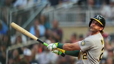 Jeff McNeil, de los Atléticos, batea frente a los Mellizos de Minnesota durante la quinta entrada del juego de béisbol de Grandes Ligas, el viernes 24 de julio de 2026, en Minneapolis. (AP Foto/Ellen Schmidt)