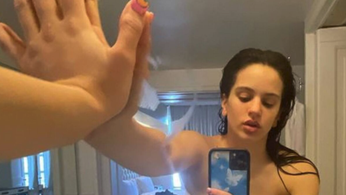 Rosalía se muestra sin censuras: desnudo completo, selfies hot y fotos  íntimas con Rauw Alejandro en Istagram