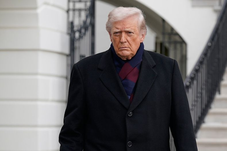 El presidente Donald Trump habla con periodistas mientras parte del jardín sur de la Casa Blanca, el sábado 13 de diciembre de 2025, en Washington, camino a Baltimore para asistir al partido de fútbol entre el Ejército y la Marina. (Foto AP/Jose Luis Magana)