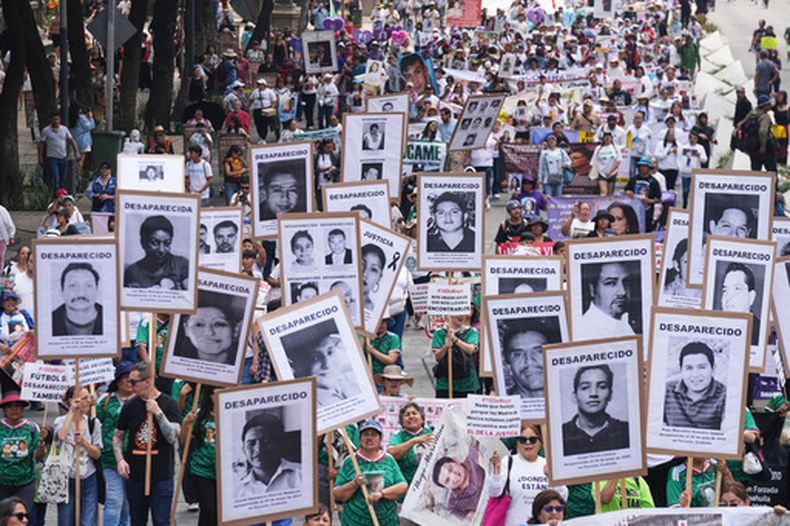 Las madres de personas desaparecidas sostienen fotos de sus seres queridos durante una manifestación celebrada el Día de la Madre en Ciudad de México el domingo 10 de mayo de 2026. (Foto AP/Fernando Llano)