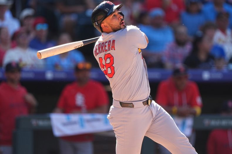 Iván Herrera, de los Cardenales de San Luis, observa su doble productor de dos carreras ante Nick Frasso, relevista de los Rockies de Colorado, en la octava entrada del juego de béisbol de Grandes Ligas, el domingo 6 de septiembre de 2026, en Denver. (AP Foto/David Zalubowski)