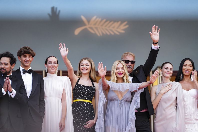 Alejandro Edda, de izquierda a derecha, Hayes Costner, Jena Malone, Georgia MacPhail, Sienna Miller, Kevin Costner, Ella Hunt, y Wase Chief posan a su llegada al estreno de Horizon: An American Saga en la 77a edición del Festival de Cine de Cannes, en Francia el 19 de mayo de 2024. (Foto Scott A Garfitt/Invision/AP)