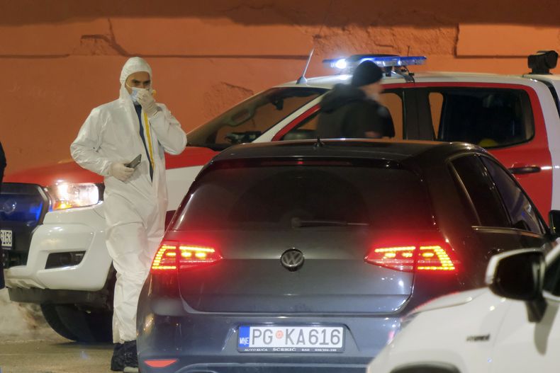 Investigadores policiales trabajan en el lugar donde ocurrió un tiroteo en Cetiña, a 36 kilómetros (22 millas) al oeste de Podgorica, Montenegro, el miércoles 1 de enero de 2025. (AP Photo/Risto Bozovic)