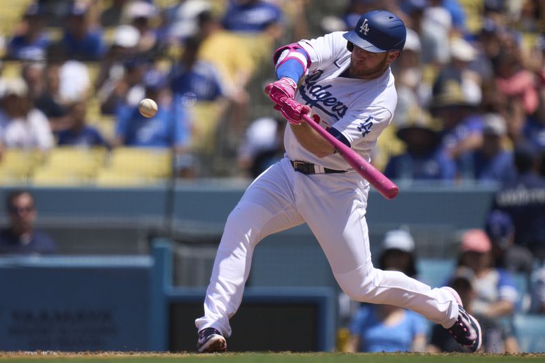 Max Muncy batea por los Dodgers de Los Ángeles ante los Padres de San Diego, el domingo 14 de mayo de 2023, en Los Ángeles. (AP Foto/Allison Dinner)