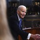 El presidente estadounidense Joe Biden saluda tras pronunciar su discurso sobre el Estado de la Unión ante una sesión conjunta del Congreso en el Capitolio, el jueves 7 de marzo de 2024, en Washington. (Shawn Thew/Pool vía AP)