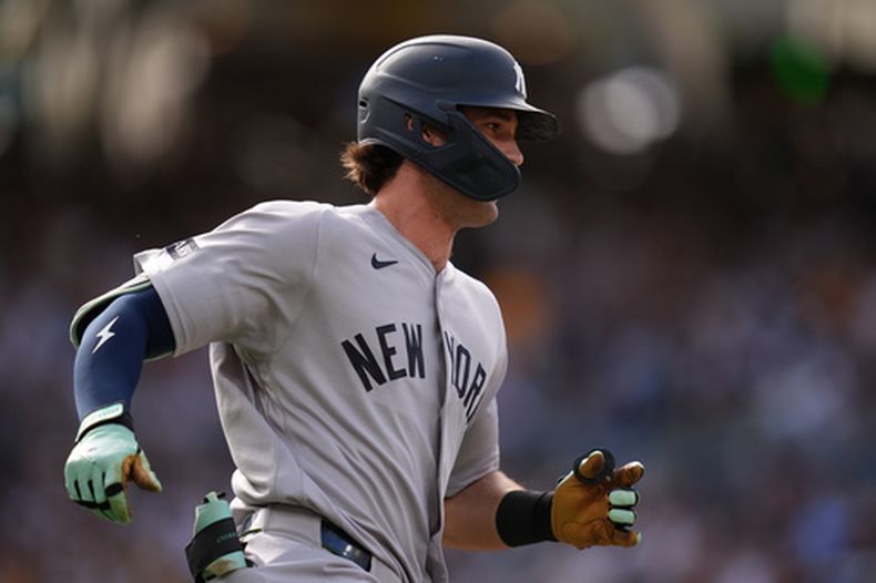 Spencer Jones, de los Yankees de Nueva York, corre luego de batear un doble productor ante los Padres de San Diego, el sábado 5 de septiembre de 2026 (AP Foto/Gregory Bull)