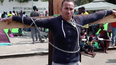 cubano se encadena a una cruz en tapachula por deportaciones de cubanos de mexico a la isla