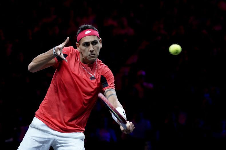 El chileno Alejandro Tabilo, del Equipo Resto del Mundo, hace una devolución durante su duelo de dobles ante Europa, el viernes 20 de septiembre de 2024, en la Copa Laver que se disputa en Berlín (AP Foto/Ebrahim Noroozi)
