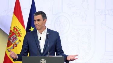 España: Sánchez pide vestir sin corbata para ahorrar energía