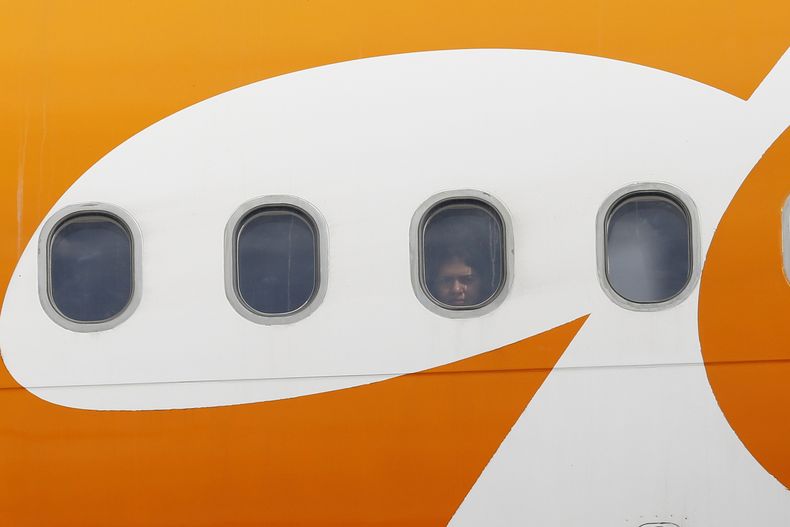 Una persona mira a través de la ventana de un avión que trasladó a migrantes venezolanos deportados desde Estados Unidos, tras aterrizar en el Aeropuerto Internacional Simón Bolívar en Maiquetia, Venezuela, el 24 de febrero de 2025. (AP Foto/Cristian Hernández)