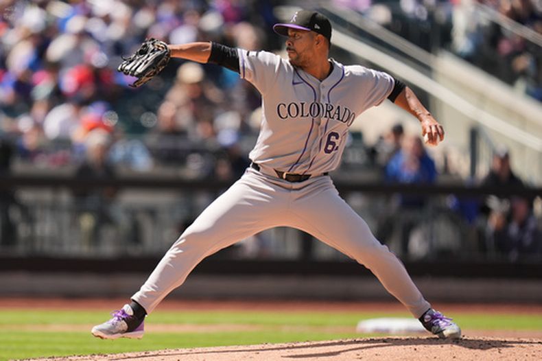 José Quintana, lanzador de los Rockies de Colorado, trabaja durante la tercera entrada del juego de béisbol de Grandes Ligas contra los Mets de Nueva York, el domingo 26 de abril de 2026, en Nueva York. (AP Foto/Seth Wenig)
