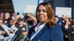 La fiscal general de Nueva York, Letitia James, habla después de declararse inocente frente al Tribunal de Distrito el viernes 24 de octubre de 2025, en Norfolk, Virginia (AP Foto/John Clark)