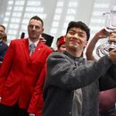 JJ (centro) de Austria, llega al aeropuerto en Viena, Austria, el 18 de mayo del 2025 tras ganar el concurso de Eurovision en Basilea el día anterior. (AP foto/Denes Erdos)