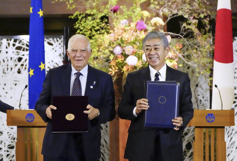 El ministro de Relaciones Exteriores de Japón, Takeshi Iwaya, derecha, y el jefe de política exterior de la Unión Europea, Josep Borrell, posan para una foto en la casa de invitados del Ministerio de Exteriores en Tokio, el viernes 1 de noviembre de 2024. (Kyodo News vía AP)