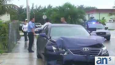 americateve | Un violento accidente ocurrido hoy en la mañana en el este de Hialeah destrozó el patio de una casa y arruinó la decoración por el día de brujas.