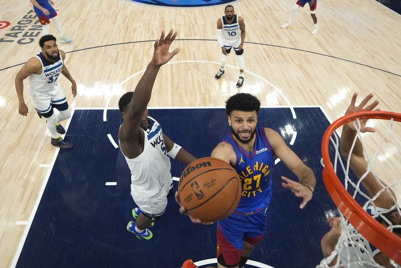 Jamal Murray, base de los Nuggets de Denver, salta para encestar ante los Timberwolves de Minnesota, en el encuentro de playoffs disputado el viernes 10 de mayo de 2024, en Minneapolis (AP foto/Abbie Parr)