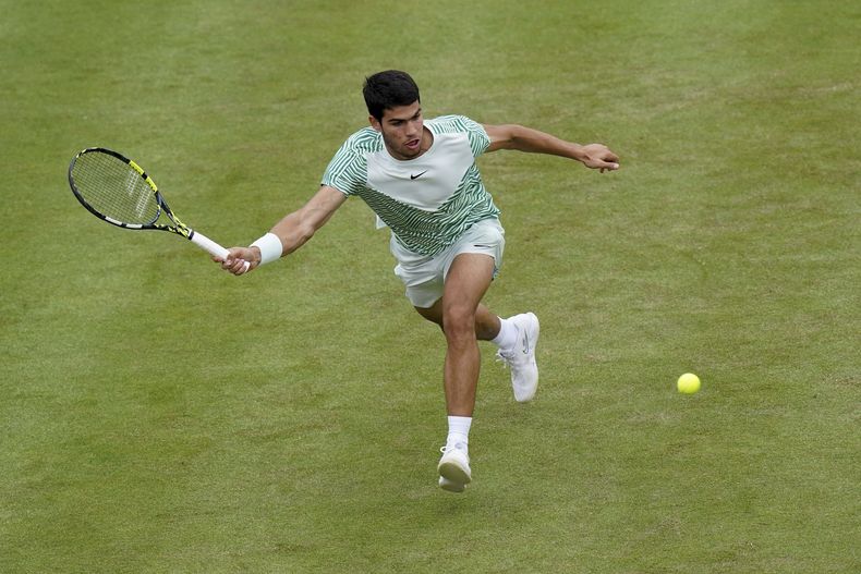 Carlos Alcaraz devuelve ante Arthur Rinderknech durante la primera ronda del torneo de Queens Club, el martes 20 de junio de 2023, en Londres. (Adam Davy/PA vía AP)