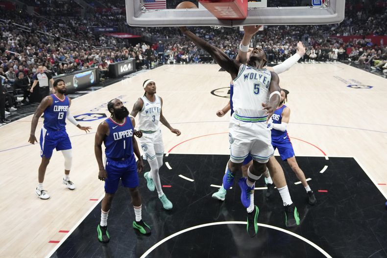 El base de los Timberwolves de Minnesota Anthony Edwards salta con el balón hacia la canasta para anotar en el encuentro ante los Clippers de Los Ángeles el martes 12 de marzo del 2024. (AP Foto/Marcio Jose Sanchez)