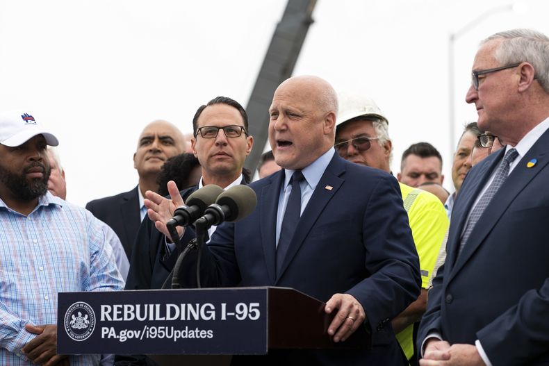 El asesor senior de la Casa Blanca, Mitch Landrieu, hace declaraciones a la prensa para anunciar la reapertura de la Interestatal 95, en Filadelfia, el viernes 23 de junio de 2023. (AP Foto/Joe Lamberti)