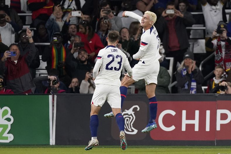 Gio Reyna, mediocampista de Estados Unidos, salta para festejar con el defensa Kristoffer Lund, en un partido amistoso ante Ghana, el martes 17 de octubre de 2023, en Nashville, Tennessee (AP Foto/George Walker IV)