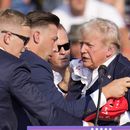 El expresidente y virtual candidato presidencial republicano Donald Trump recibe ayuda para bajar del estrado en un mitin de campaña en Butler, Pensilvania, el sábado 13 de julio de 2024. (AP Foto/Gene J. Puskar)