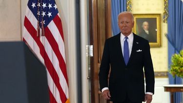 El presidente Joe Biden llega para hablar en el Cross Hall de la Casa Blanca, el lunes 1 de julio de 2024, en Washington. (AP Foto/Jacquelyn Martin)