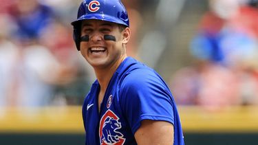 ARCHIVO - Foto del domingo 4 de julio del 2021, Anthony Rizzo de los Cachorros de Chicago se ríe en la segunda base durante el encuentro ante los Rojos de Cincinnati. (AP Foto/Aaron Doster, Archivo)