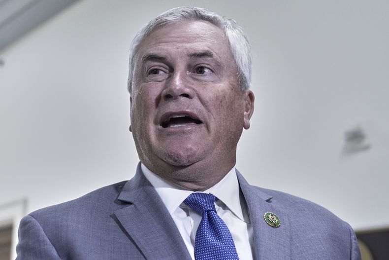 El presidente de la Comisión de Supervisión y Reforma de la Cámara de Representantes, el republicano James Comer, habla con la prensa antes de la deposición del exsecretario de Justicia, Bill Barr, el lunes 18 de agosto de 2025, en Washington. (AP Foto/Mariam Zuhaib)