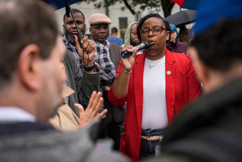 ARCHIVO - La legisladora LaMonica McIver, demócrata de Nueva Jersey, exige la liberación del alcalde de Newark, Ras Baraka, tras su arresto mientras protestaba frente al centro de detención Delaney, el 9 de mayo de 2025, en Newark, Nueva Jersey (Foto AP/Angelina Katsanis, Archivo)