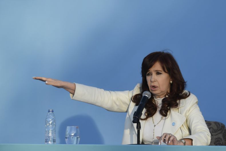 Archivo - La exvicepresidenta de Argentina Cristina Fernández de Kirchner en su intervención durante la ceremonia de inauguración del micro estadio Néstor Kirchner, en Quilmes, Buenos Aires, Argentina, el 27 de abril de 2024. Una decisión judicial difundida el viernes 1 de noviembre zanjó por el momento la disputa interna del Partido Justicialista, en la que se enfrentaban Ricardo Quintela y Fernández de Kirchner, despejando así el camino para que la exmandataria se erija en titular del peronismo opositor con el que quiere plantar cara al gobernante ultraderechista Javier Milei. (AP Foto/Gustavo Garello, archivo)
