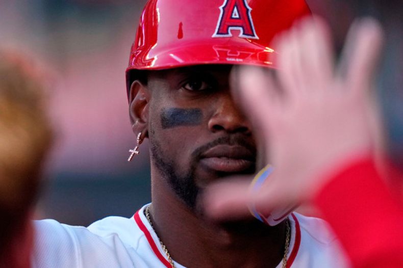 El cubano Jorge Soler, de los Angelinos de Los Ángeles, es felicitado en la cueva tras batear un jonrón ante los Medias Blancas de Chicago, el martes 5 de mayo de 2026 (AP Foto/Mark J. Terrill)