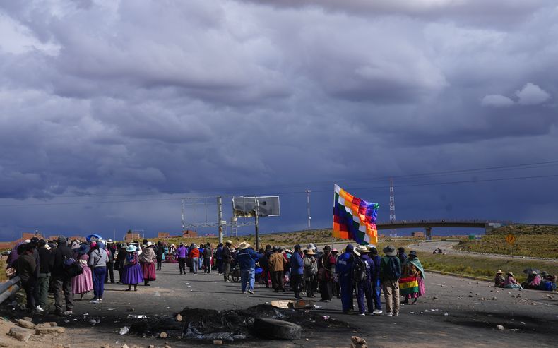 Seguidores del expresidente Evo Morales, que protestan a raíz de la crisis judicial por la renovación de los magistrados, bloquean una carretera que conecta La Paz con Oruro, en Caracollo, Bolivia, el viernes 2 de febrero de 2024. El presidente boliviano, Luis Arce, promulgó el martes 6 de febrero de 2024 una ley para convocar a elecciones judiciales, tras dos semanas de protestas. (AP Foto/Juan Karita)