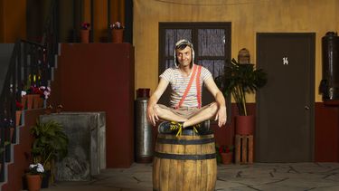 Esta imagen difundida por Warner Bros. Discovery muestra a Pablo Cruz en una escena de la serie Chespirito: Sin querer queriendo. (Warner Bros. Discovery via AP)