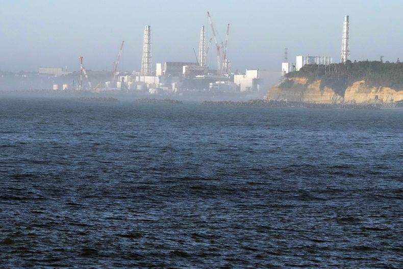 ARCHIVO- Vista de la planta nuclear Fukushima Daiichi, dañada por un gran terremoto y tsunami el 11 de marzo de 2011. El operador de la planta nuclear destruida Fukushima Daiichi en Japón dijo el martes 16 de enero de 2024 que no tiene temores ni considera cambios en los planes de desmantelamiento, a pesar de que un terremoto el 1 de enero provocó daños menores a otra planta en desuso, lo que provocó nuevos temores y llevó a un organismo regulador a ordenar un examen cuidadoso.(AP Foto/Eugene Hoshiko, File)